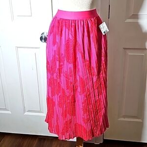Beyond‎ Word NWT permanent pleated fusha skirt. Elastic waist size medium maxi.